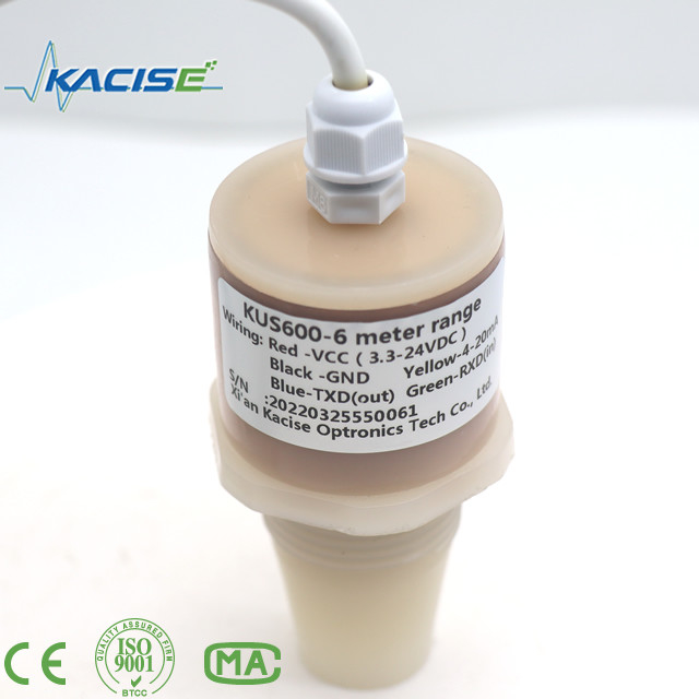 Le capteur à ultrasons KUS600 en PVDF/PTFE est utilisé pour mesurer la distance et le niveau du liquide.