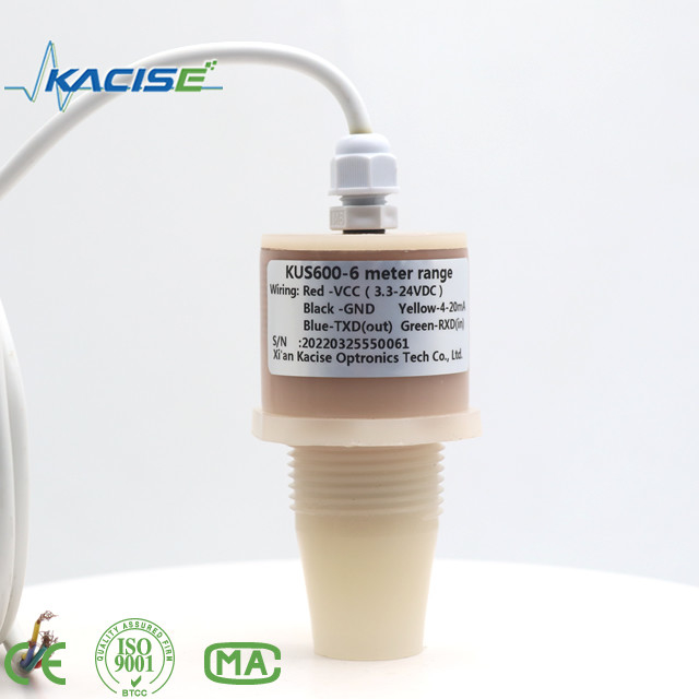 Le capteur à ultrasons KUS600 en PVDF/PTFE est utilisé pour mesurer la distance et le niveau du liquide.