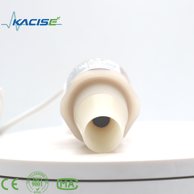Le capteur à ultrasons KUS600 en PVDF/PTFE est utilisé pour mesurer la distance et le niveau du liquide.