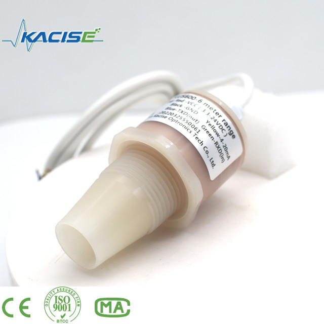 Le capteur à ultrasons KUS600 en PVDF/PTFE est utilisé pour mesurer la distance et le niveau du liquide.