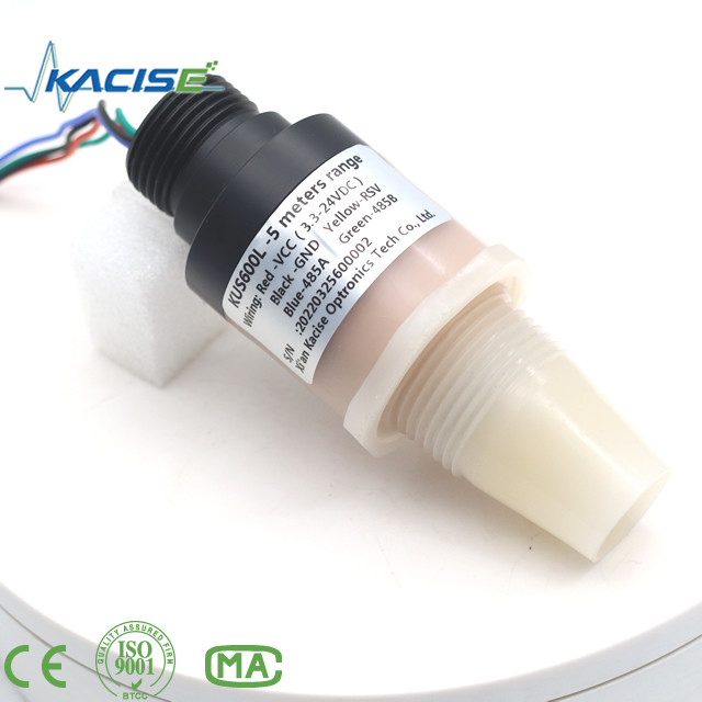Le capteur à ultrasons KUS600 en PVDF/PTFE est utilisé pour mesurer la distance et le niveau du liquide.