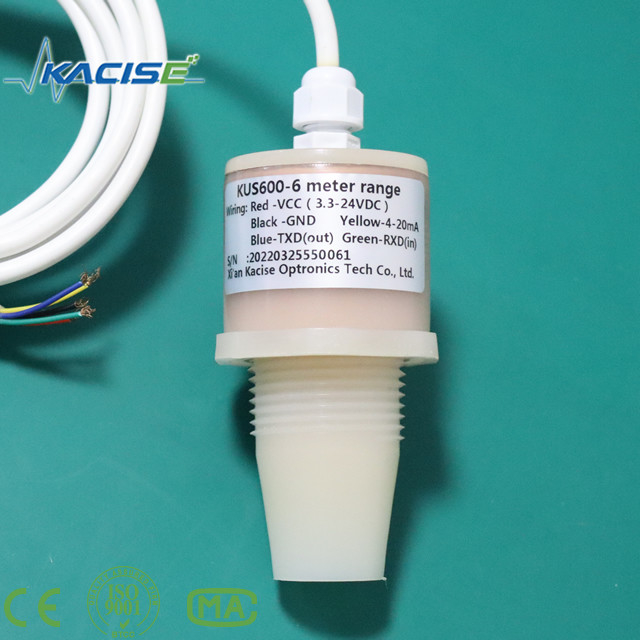 Le capteur à ultrasons KUS600 en PVDF/PTFE est utilisé pour mesurer la distance et le niveau du liquide.