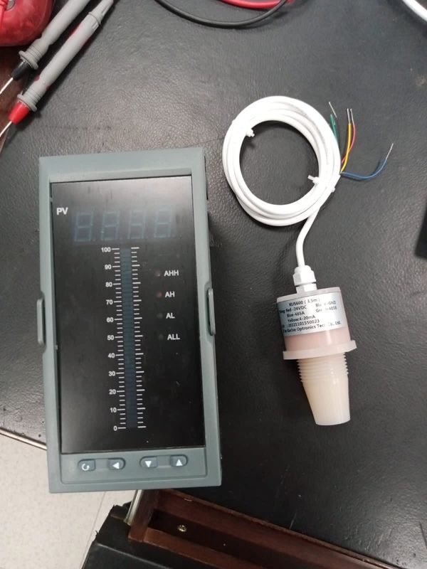 Capteur de niveau d'eau ultrasonique de faible puissance 3.3V d'entrée IP68 imperméable à l'eau de 5 m de portée de détection KUS600B avec sortie RS485