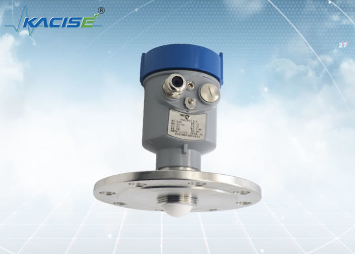 Transmetteur de niveau radar 80 GHz avec compensation de température et montage sur bride pour la mesure du niveau d'eau