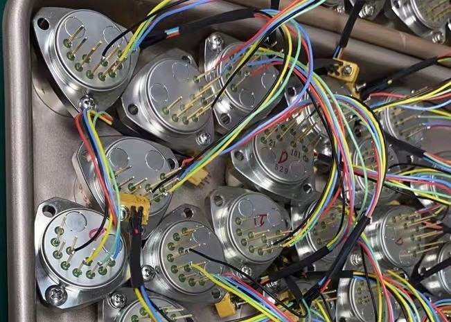 seuil < 5 μg Accéléromètre à quartz de haute précision pour systèmes de navigation par inertie des véhicules aériens sans pilote