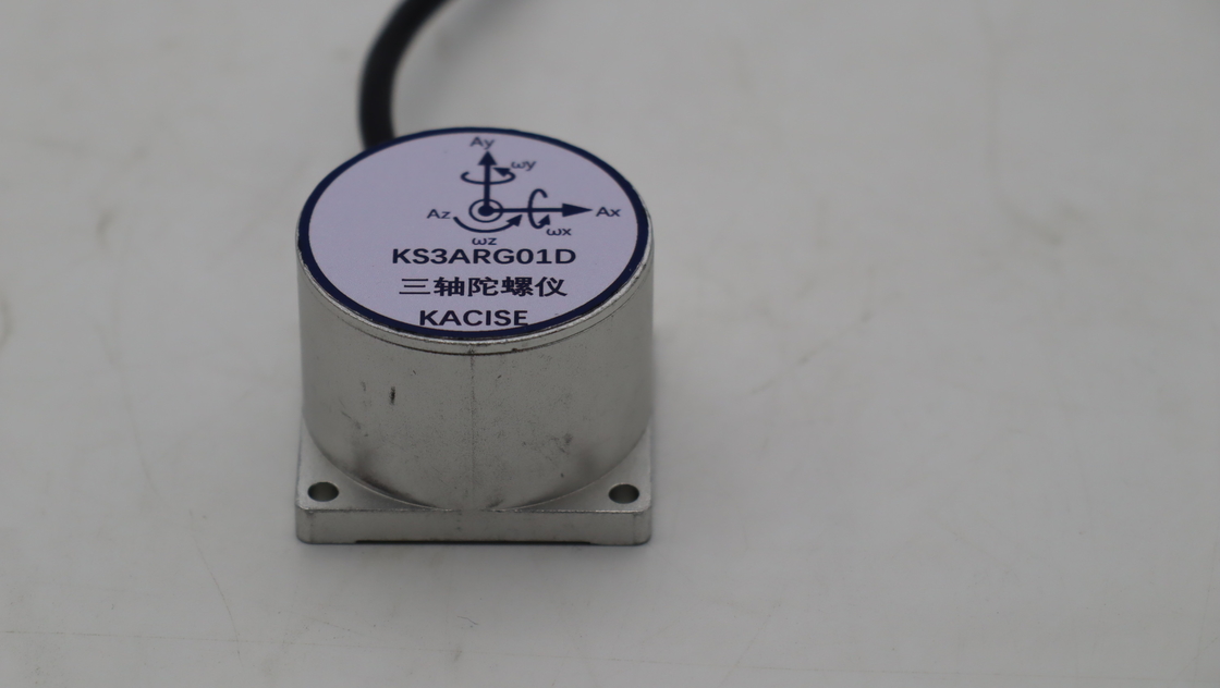 Les gyroscopes à trois axes MEMS sont utilisés dans les systèmes de navigation inertielle avec une portée de ± 300 (゚/s) et un choc de 10000 g.