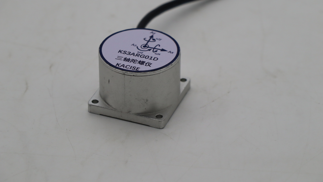 Les gyroscopes à trois axes MEMS sont utilisés dans les systèmes de navigation inertielle avec une portée de ± 300 (゚/s) et un choc de 10000 g.