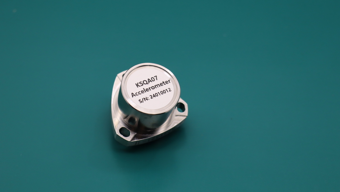 Capteur d'accélération au quartz pour unités de mesure inertielle à résolution < 1 μg et sensibilité à la température de biais ≤ 10 μg/°C
