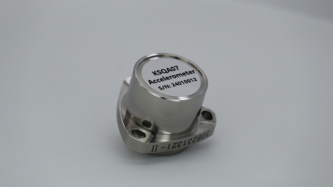 Capteur d'accélération au quartz pour unités de mesure inertielle à résolution < 1 μg et sensibilité à la température de biais ≤ 10 μg/°C