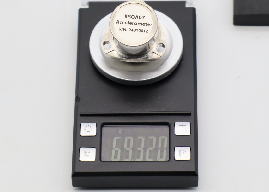 Résolution et seuil < 1 μg Les accéléromètres à quartz sont utilisés dans les systèmes de surveillance des vibrations