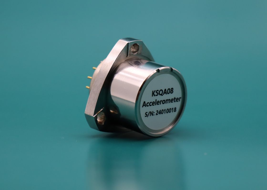 Accéléromètre à quartz flexible avec facteur d'échelle de 1,2 à 1,6 mA/g, résistance aux chocs de 100 g et sensibilité < 1 μg pour des applications de précision