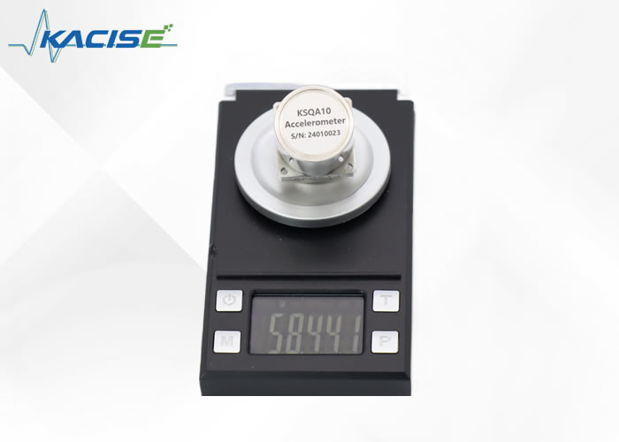 ± 20 g Plage d'entrée Accéléromètre Sensor Température de fonctionnement Voltage de puissance ± 12~± 18 V CC