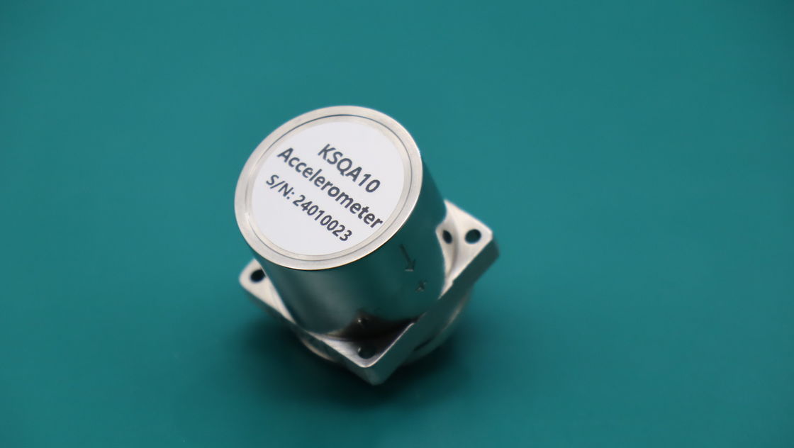 Accéléromètre flexible à quartz de haute précision avec une résistance aux chocs de 100 g et une large plage de températures de fonctionnement de -45 °C à +80 °C
