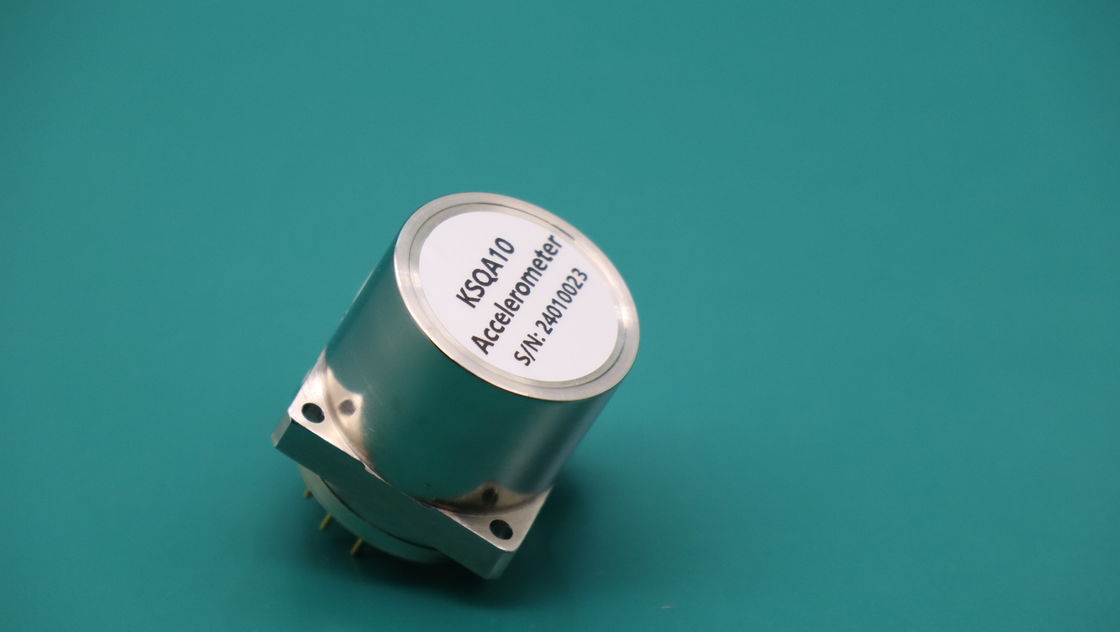 Accéléromètre flexible à quartz de haute précision avec une résistance aux chocs de 100 g et une large plage de températures de fonctionnement de -45 °C à +80 °C