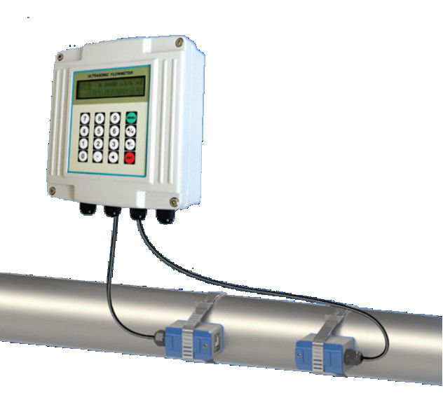 Mètre de débit numérique à ultrasons de surface variable pour la mesure de liquide avec diamètre de tuyau DN15 ~ 6000mm et communication Modbus RS485