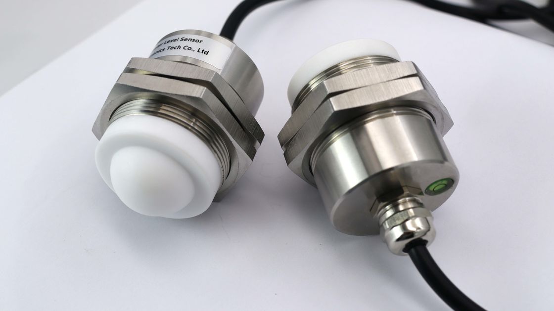 Émetteur de niveau de radar de fréquence de 80 GHz KWL801C avec une précision de ±2 mm et étanche IP68 pour la détection industrielle du niveau de liquide