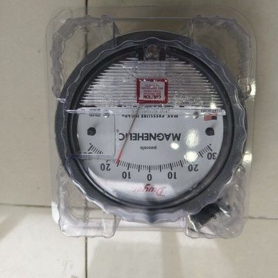 Dwyer Magnehelic 2300-60PA jauge de pression différentielle avec une plage de 60 à 60 Pa, une précision de ±2% et un boîtier IP67.