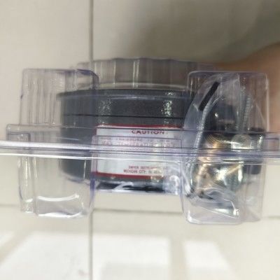 Dwyer Magnehelic 2300-60PA jauge de pression différentielle avec une plage de 60 à 60 Pa, une précision de ±2% et un boîtier IP67.