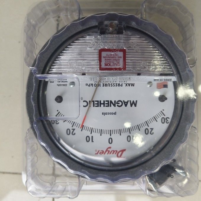 Dwyer Magnehelic 2300-60PA jauge de pression différentielle avec une plage de 60 à 60 Pa, une précision de ±2% et un boîtier IP67.