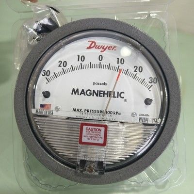 Dwyer Magnehelic 2300-60PA jauge de pression différentielle avec une plage de 60 à 60 Pa, une précision de ±2% et un boîtier IP67.
