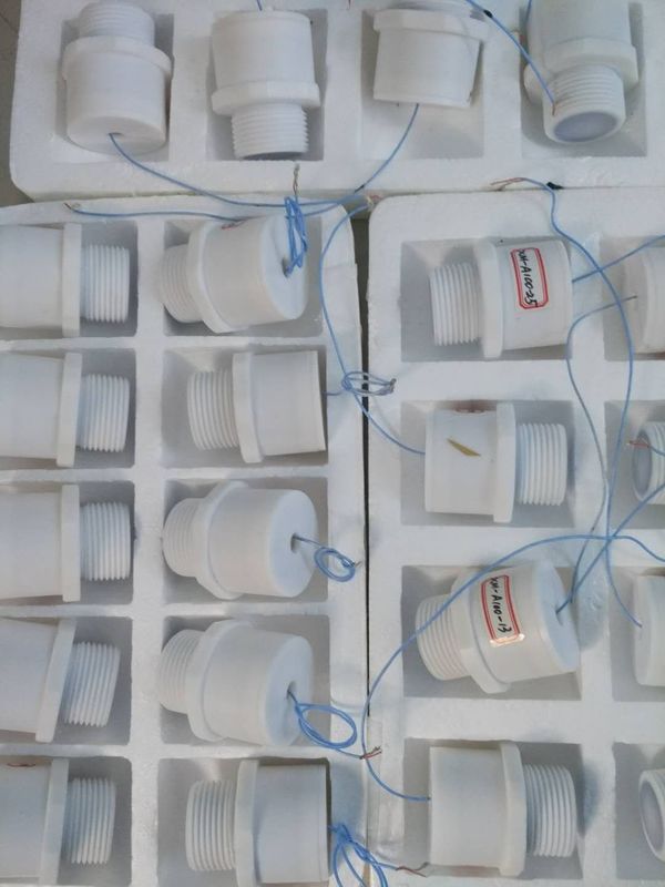 Capteur de niveau ultrasonique PTFE de qualité alimentaire avec résistance chimique et protection IP67 pour la mesure du niveau des fluides