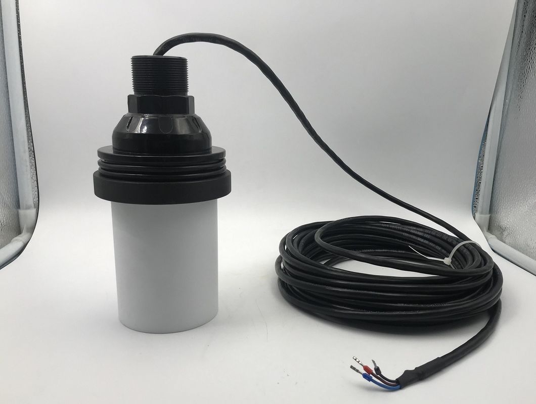 Capteur ultrasonique imperméable à l'eau IP68 avec matériau de boîtier en PTFE et portée de 0,5 à 12 m pour la mesure du niveau