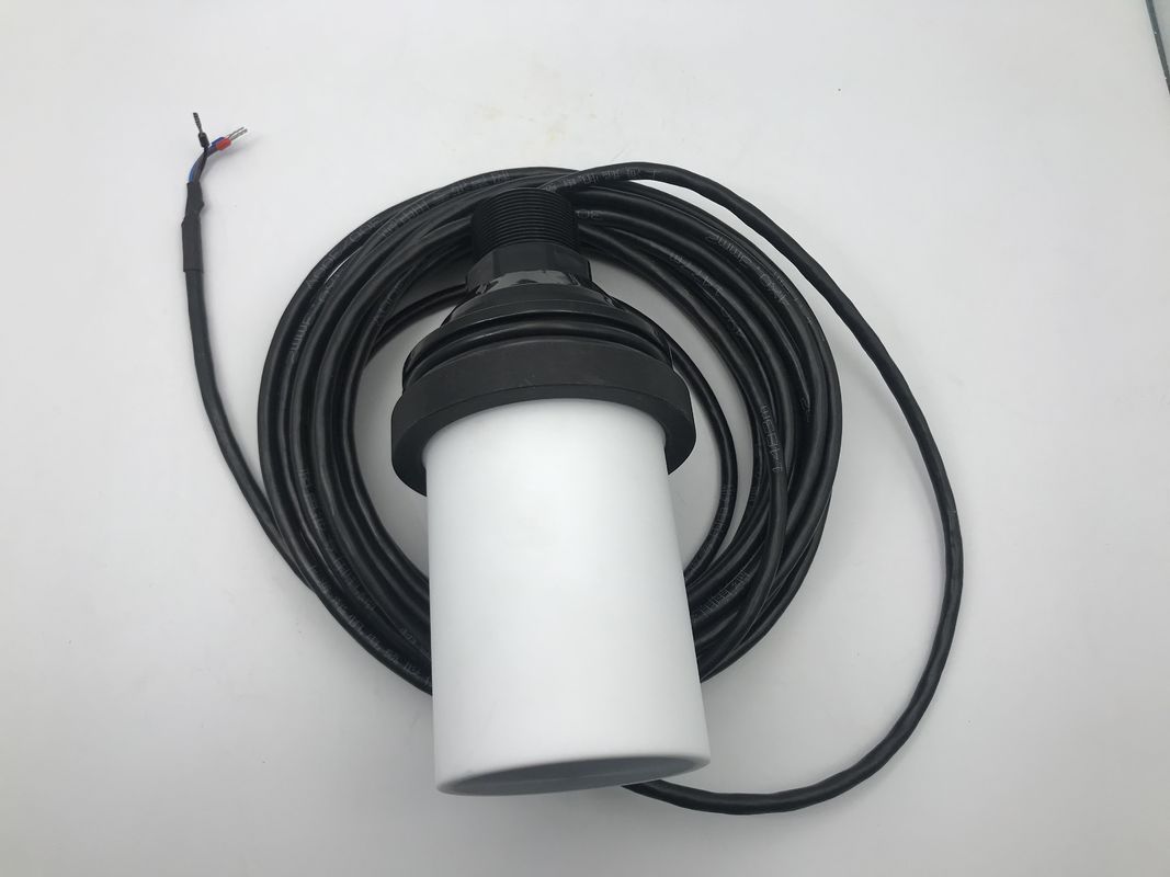 Capteur ultrasonique imperméable à l'eau IP68 avec matériau de boîtier en PTFE et portée de 0,5 à 12 m pour la mesure du niveau